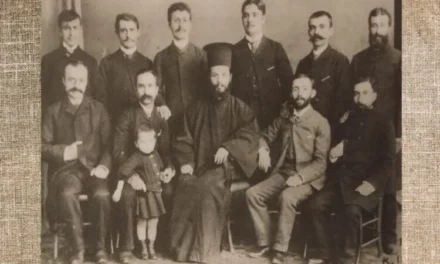 Τον ιερέα πατέρα μου τον κρέμασαν στη Δημαρχία. Κόπηκε το σχοινί και τότε τον κομμάτιασαν με το μαχαίρι και τον πέταξαν