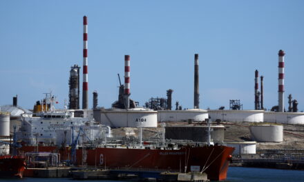 Η αβεβαιότητα στις ειρηνευτικές συνομιλίες για το Ιράν διατηρεί στα ύψη τις τιμές του πετρελαίου