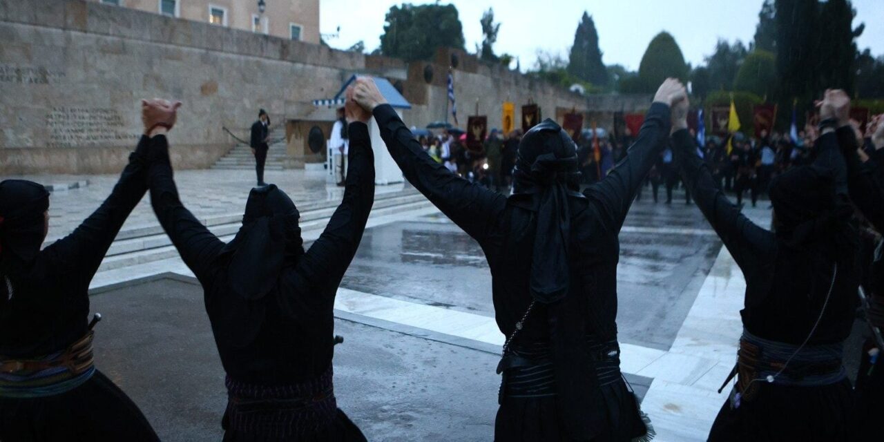 Ο περήφανος χορός των Ποντίων υπό βροχή και η αλλαγή της προεδρικής φρουράς από εύζωνες με στολή Πόντιου αντάρτη