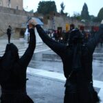 Ο περήφανος χορός των Ποντίων υπό βροχή και η αλλαγή της προεδρικής φρουράς από εύζωνες με στολή Πόντιου αντάρτη