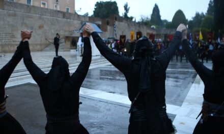 Ο περήφανος χορός των Ποντίων υπό βροχή και η αλλαγή της προεδρικής φρουράς από εύζωνες με στολή Πόντιου αντάρτη