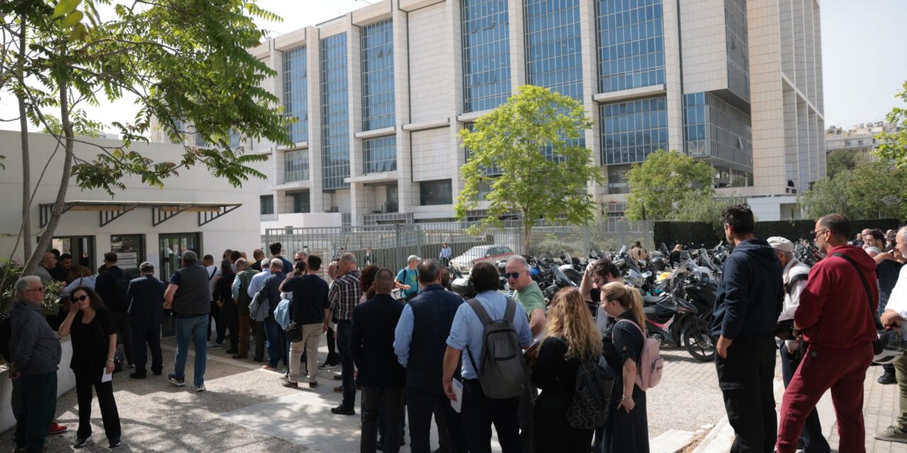 Ουρές και καθυστερήσεις την πρώτη ημέρα εφαρμογής των νέων μέτρων