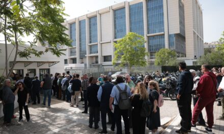 Ουρές και καθυστερήσεις την πρώτη ημέρα εφαρμογής των νέων μέτρων