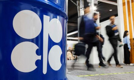 «Αυξάνει» την παραγωγή, αλλά τα βαρέλια μένουν στα χαρτιά – Το μήνυμα μετά το σοκ των ΗΑΕ