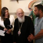 Στον Αρχιεπίσκοπο ΙερώνυμοΗ Ζωή Κωνσταντοπούλου και ο Πάνος Ρούτσι