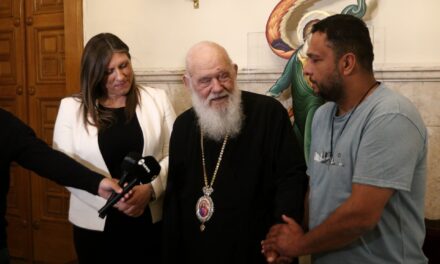Στον Αρχιεπίσκοπο ΙερώνυμοΗ Ζωή Κωνσταντοπούλου και ο Πάνος Ρούτσι