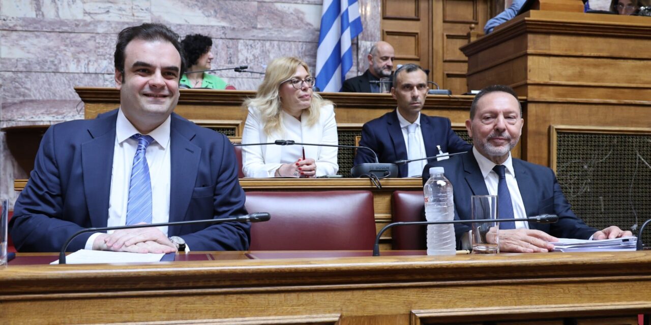 Πολιτική αμηχανία του ΠΑΣΟΚ το «παρών» για Στουρνάρα
