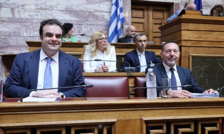 Πολιτική αμηχανία του ΠΑΣΟΚ το «παρών» για Στουρνάρα