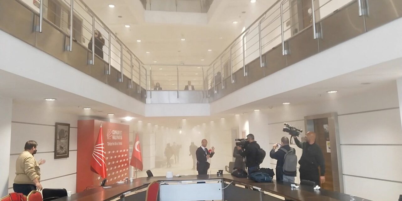 Το φιλοκουρδικό κόμμα DEM καταδικάζει την καθαίρεση του ηγέτη του CHP του Οζγκιούρ Οζέλ