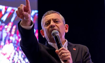 Τουρκία: Κάλεσμα για «αγώνα» από τον Οζγκιούρ Οζέλ μετά τη δικαστική απόφαση για καθαίρεσή του