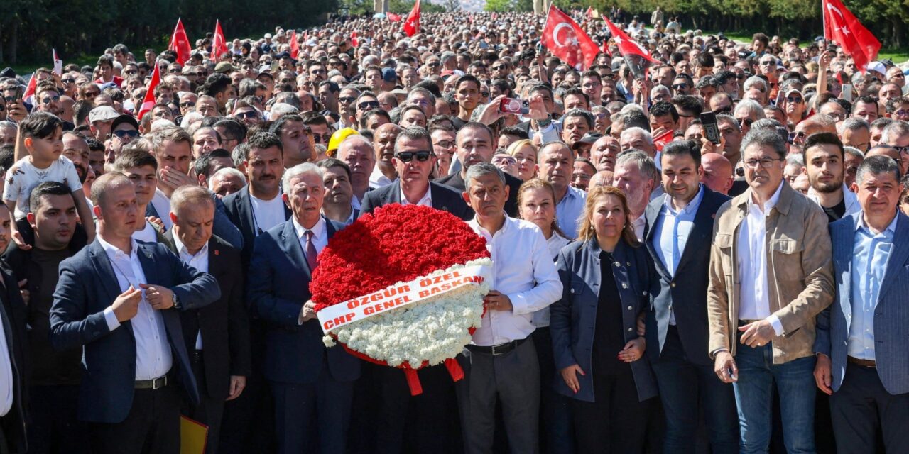 Ο έκπτωτος ηγέτης της αντιπολίτευσης, Οζέλ, συγκέντρωσε χιλιάδες διαδηλωτές στην Άγκυρα
