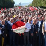 Ο έκπτωτος ηγέτης της αντιπολίτευσης, Οζέλ, συγκέντρωσε χιλιάδες διαδηλωτές στην Άγκυρα