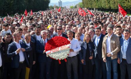 Ο έκπτωτος ηγέτης της αντιπολίτευσης, Οζέλ, συγκέντρωσε χιλιάδες διαδηλωτές στην Άγκυρα