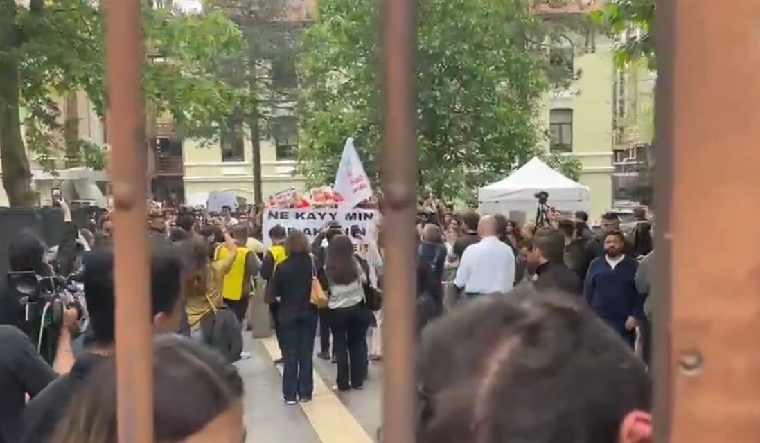 Αντιδράσεις και φοιτητικές κινητοποιήσεις μετά το κλείσιμο του Πανεπιστημίου Bilgi – Παρέμβαση της αστυνομίας (Βίντεο)