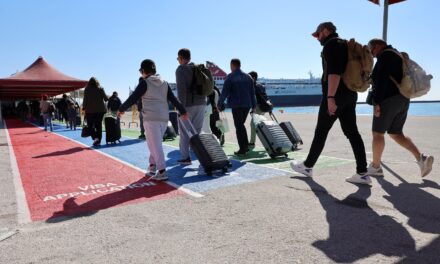 «Βουλιάζουν τα νησιά του Ανατολικού Αιγαίου από τους Τούρκους τουρίστες