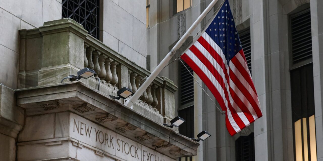 Ιστορικό ρεκόρ για τον Dow Jones εν μέσω μεταβλητότητας σε πετρέλαιο και ομόλογα