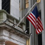 Ιστορικό ρεκόρ για τον Dow Jones εν μέσω μεταβλητότητας σε πετρέλαιο και ομόλογα