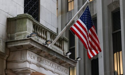 Ιστορικό ρεκόρ για τον Dow Jones εν μέσω μεταβλητότητας σε πετρέλαιο και ομόλογα
