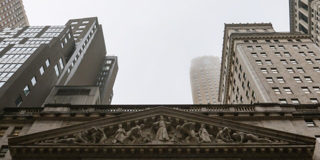 Νέα ιστορικά ρεκόρ για Dow Jones και S&P 500 παρά την επιβράδυνση στις μετοχές τεχνολογίας