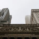 Νέα ιστορικά ρεκόρ για Dow Jones και S&P 500 παρά την επιβράδυνση στις μετοχές τεχνολογίας