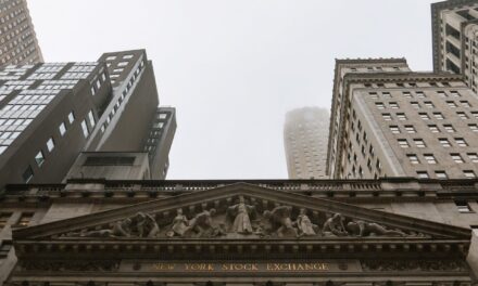 Νέα ιστορικά ρεκόρ για Dow Jones και S&P 500 παρά την επιβράδυνση στις μετοχές τεχνολογίας