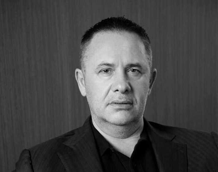 Ο Αλβανός billionaire που κοιμόταν στο… φορτηγό και τώρα κάνει «μπίζνες» με τη Jumbo