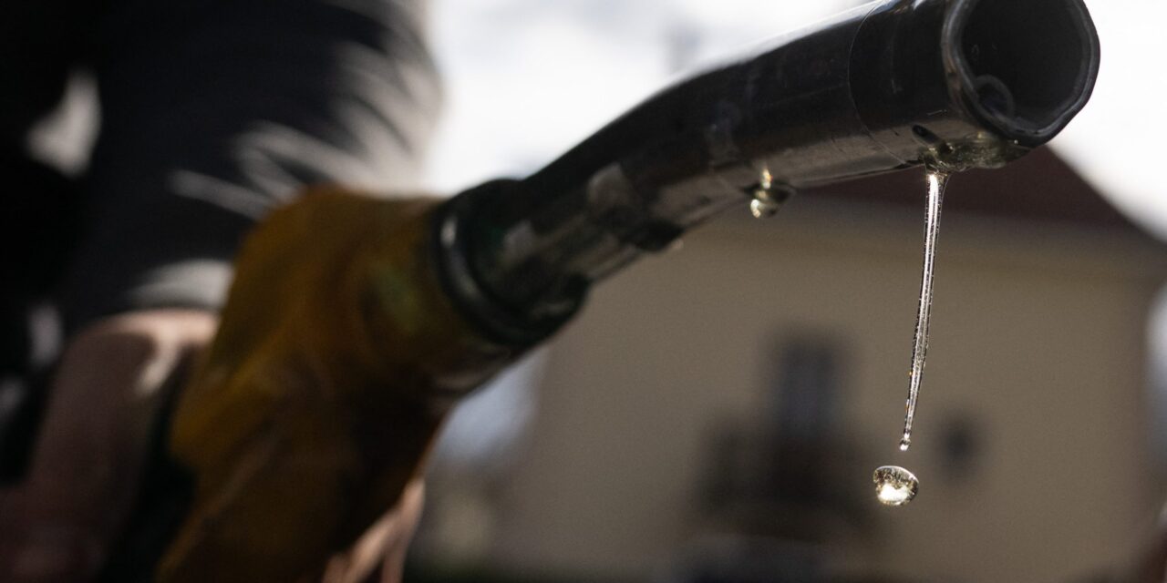 Καύσιμα: Άλμα 5% στην τιμή του Brent – Ελπίδες να διατηρηθεί η μείωση του 2,8% στην αμόλυβδη