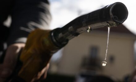 Καύσιμα: Άλμα 5% στην τιμή του Brent – Ελπίδες να διατηρηθεί η μείωση του 2,8% στην αμόλυβδη
