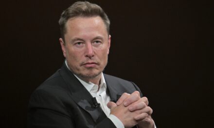 «Elon Premium»: Ο Μασκ έγινε ο πρώτος τρισεκατομμυριούχος στην ιστορία μετά την «εκτόξευση» της SpaceX στο Χρηματιστήριο