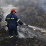 Σαλαμίνα: Υπό έλεγχο η πυρκαγιά – Έρευνα για εμπρησμό