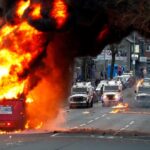 Οχήματα πυρπολήθηκαν και δρόμοι αποκλείστηκαν από διαδηλωτές στο Μπέλφαστ