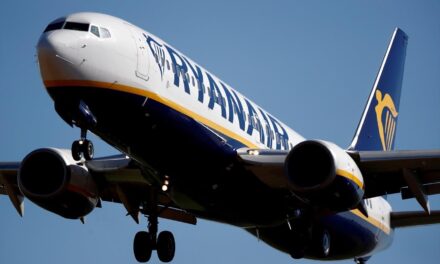 Ερευνάται για επιπλέον χρεώσεις σε γονείς που κάθονται δίπλα στα παιδιά τους – Τι απαντάει η αεροπορική εταιρεία