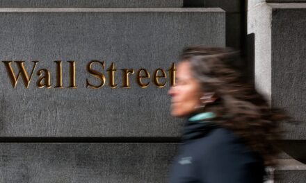 Ισχυρές πιέσεις στη Wall Street καθώς πετρέλαιο και ομόλογα εντείνουν τις ανησυχίες των επενδυτών