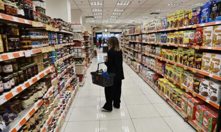 Συμφωνία κυβέρνησης και αγοράς για τις τιμές: Σταθερές το καλοκαίρι, μειώσεις από Σεπτέμβριο