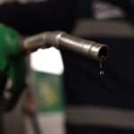 Καύσιμα: Η αποκλιμάκωση στις διεθνείς τιμές πετρελαίου περνά σταδιακά στην αντλία – Πού καταγράφονται οι χαμηλότερες και υψηλότερες τιμές σε όλη τη χώρα