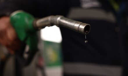 Καύσιμα: Η αποκλιμάκωση στις διεθνείς τιμές πετρελαίου περνά σταδιακά στην αντλία – Πού καταγράφονται οι χαμηλότερες και υψηλότερες τιμές σε όλη τη χώρα