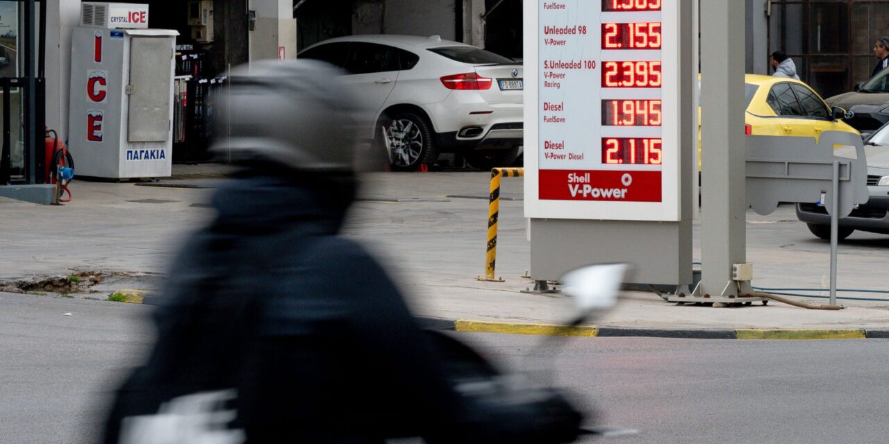 «Ασανσέρ» τα καύσιμα: Το πετρέλαιο φτάνει τα 100 δολάρια το βαρέλι, αβεβαιότητα για τις τιμές στην Ελλάδα