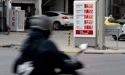 «Ασανσέρ» τα καύσιμα: Το πετρέλαιο φτάνει τα 100 δολάρια το βαρέλι, αβεβαιότητα για τις τιμές στην Ελλάδα