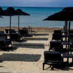 Ανάβυσσος: «Κατάληψη» της παραλίας με 400 παράνομες ξαπλώστρες