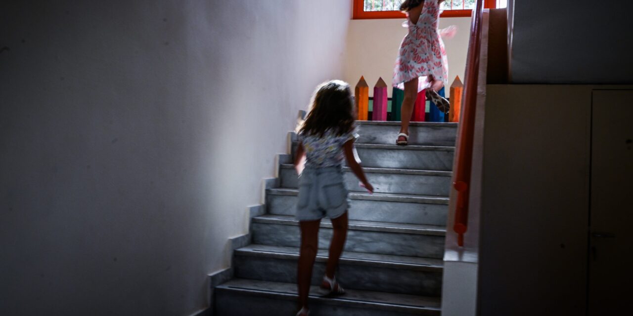Ψηφίζεται η έκτακτη ενίσχυση σε γονείς: Σχεδόν ένα εκατ. οι δικαιούχοι, δύο πληρωμές έως τον Αύγουστο – Αναλυτικά η διαδικασία