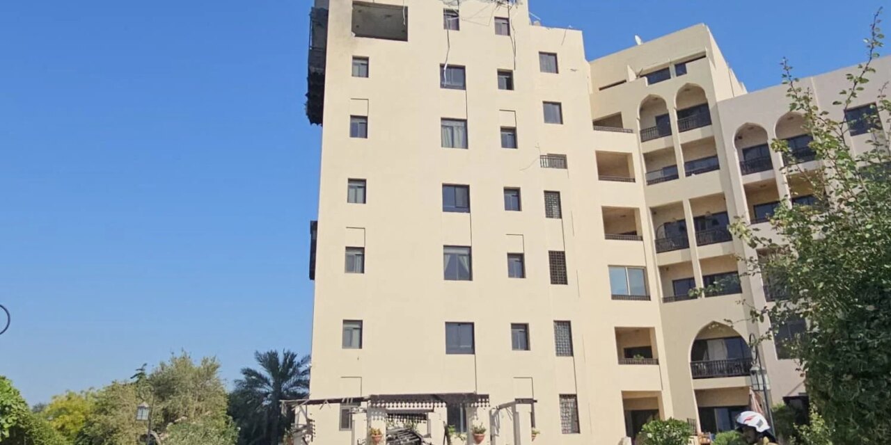 Ζημιές σε συγκρότημα κατοικιών κατά την ιρανική επίθεση