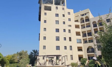 Ζημιές σε συγκρότημα κατοικιών κατά την ιρανική επίθεση