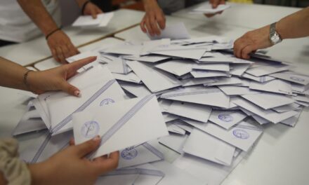 Προβάδισμα 15 μονάδων για ΝΔ, δεύτερος ο Τσίπρας, «ξεφουσκώνει» η Καρυστιανού