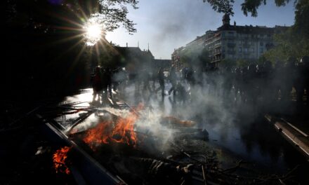 Άγριες συγκρούσεις μεταξύ διαδηλωτών κατά της G7 και αστυνομίας