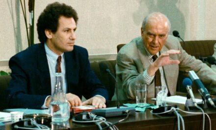 Ανδρέας Παπανδρέου: «… Ωσεί Παρών …»