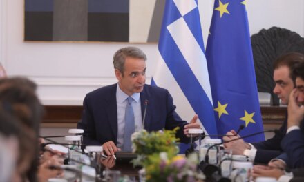 Έρχεται νέα πτώση στη βενζίνη στην αντλία – «Πάγωμα» τιμών για δύο μήνες υπό κρατικό έλεγχο