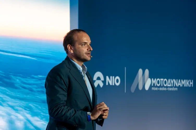 Ο λάτρης των super-cars που θέλει να… προσπεράσει τις προκλήσεις