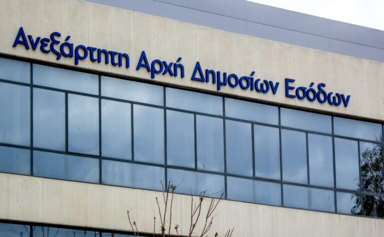 Φορολογική ενημερότητα: Τι αλλάζει στις περιπτώσεις είσπραξης χρημάτων από το Δημόσιο και τις μεταβιβάσεις ακινήτων