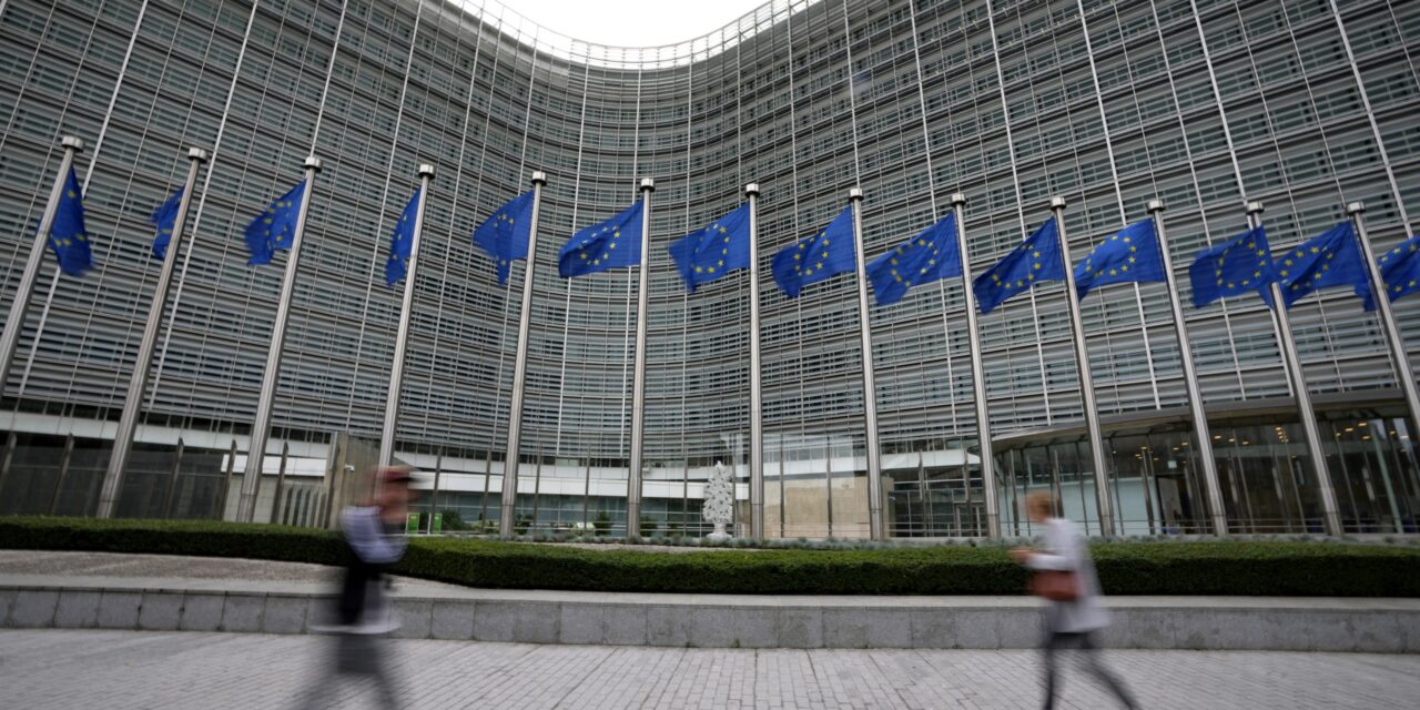 Χρέος που πέφτει, επενδύσεις που εκτοξεύονται: Τι επισημαίνει η Κομισιόν για την Ελλάδα