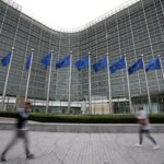 Χρέος που πέφτει, επενδύσεις που εκτοξεύονται: Τι επισημαίνει η Κομισιόν για την Ελλάδα